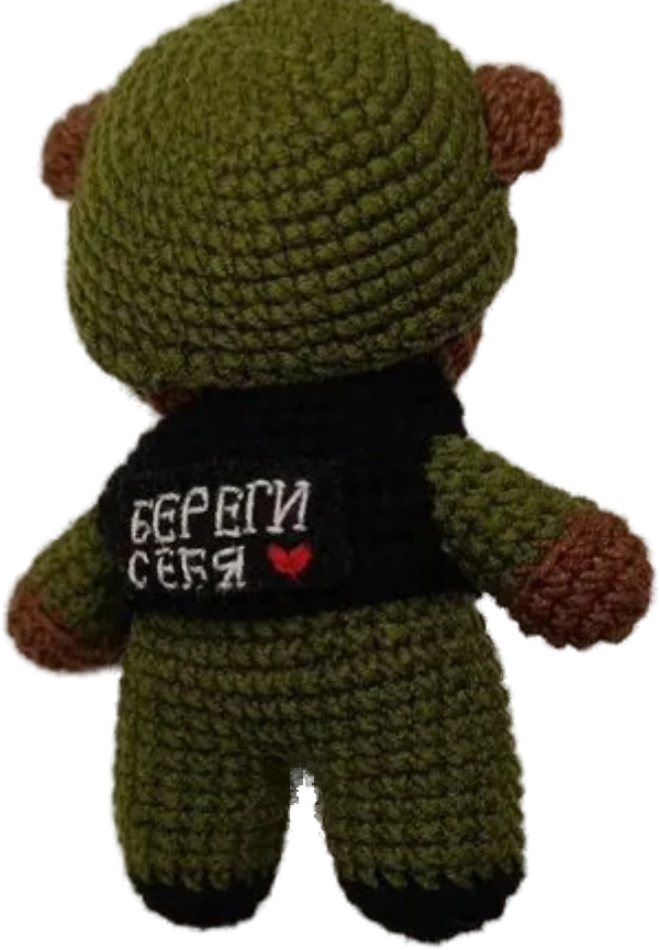 Вязаный мишка в военной форме