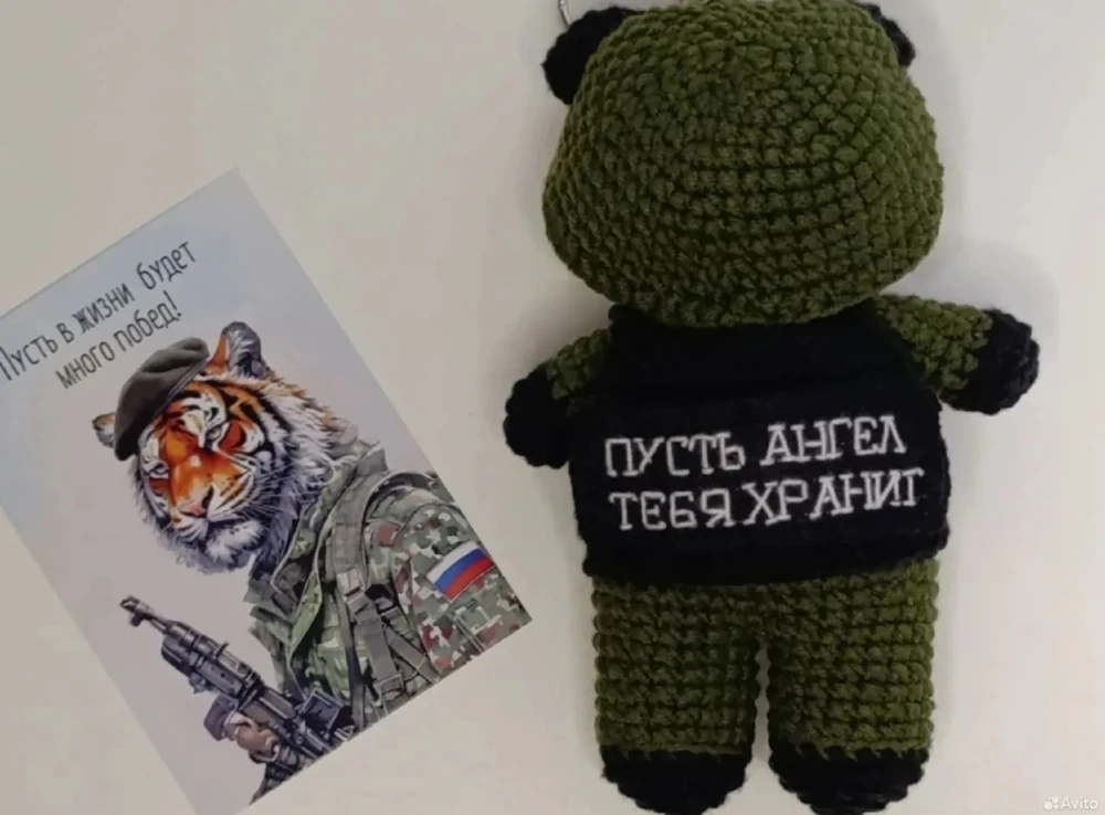Вязаная игрушка-брелок мишка в военной форме