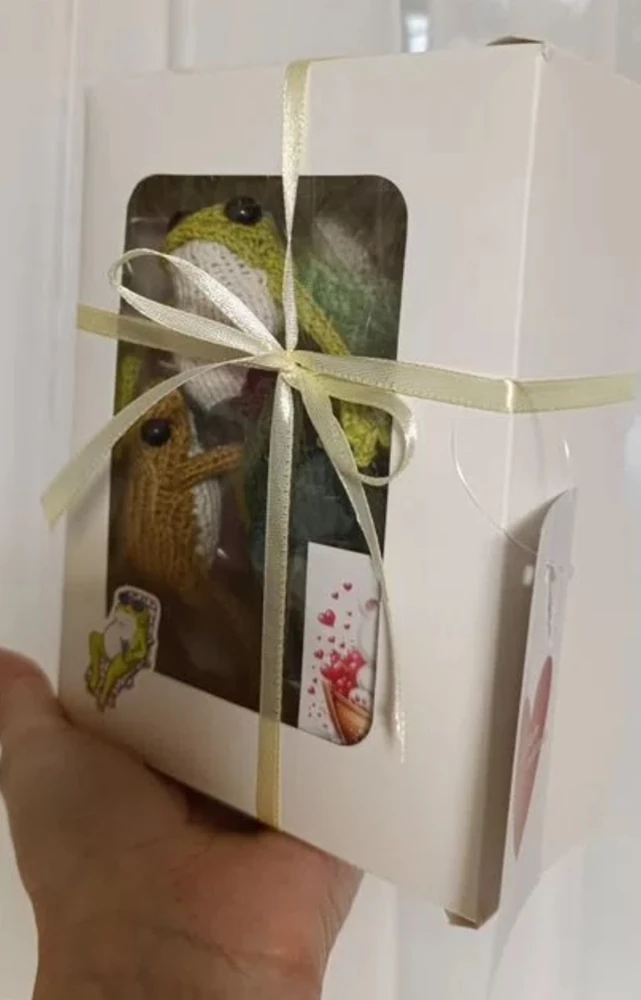 Лягушки в белой коробке